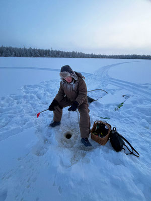 Eisangeln auf dem Koirajärvi