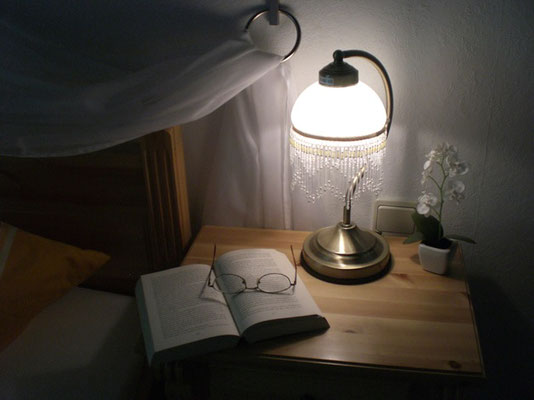 4 Sterne Ferienwohnung im Pfälzerwald, Schlafzimmer mit Nachttisch
