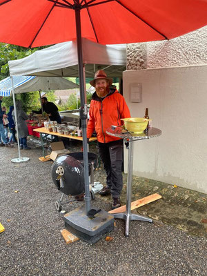Der Grillmeister lässt auch im Regen stehend, niemanden hungrig im Regen stehen!