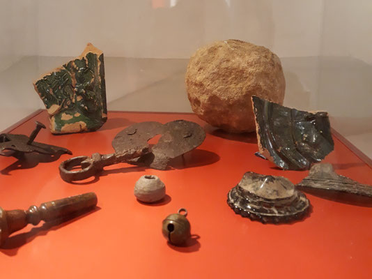Fundstücke von der Burgruine Falkenstein (Leihgaben des Archäologischen Landesmuseums BW, Zentrales Fundarchiv Rastatt)