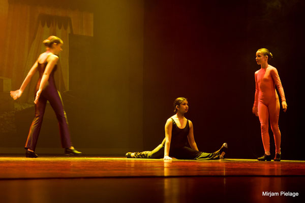 Tharanika in de spagaat tijdens de 2020 Cool Voorstelling van Danststudio Dentro