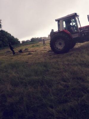 9h35, un "tracteur fou" nous attaque : un blessé, du matériel abîmé et les banderoles sont à terre !