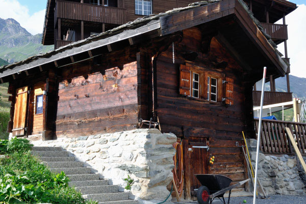 Spielchalet des Alpine Village mit Spielzimmer, links die Treppe hoch