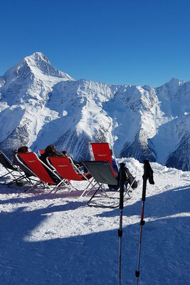 Genießen in traumhafter Alpenkulisse im Liegestuhl der Gletscher-Bar bei Gandegg