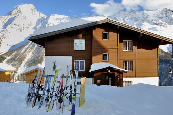 Alpine Village, Skiständer für kostenlosen Skitransport, gegenüber von Haus 6