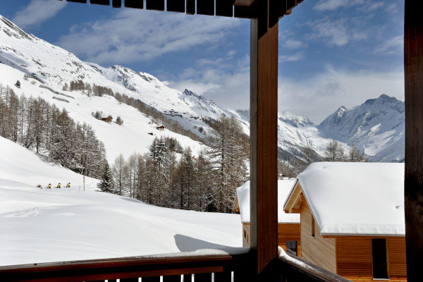 Im Winter, Landschaft komplett verschneit, Blick vom Balkon auf die Lötschenlücke und Langgletscher im Hinterrund rechts