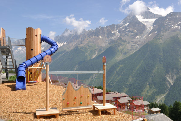 Spielplatz für Kinder beim Panorama-Restaurant an der Seilbahnstation