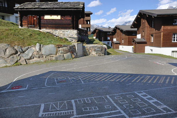 Kinderstrasse, Fahrzeuge sind im Spielchalet zu finden