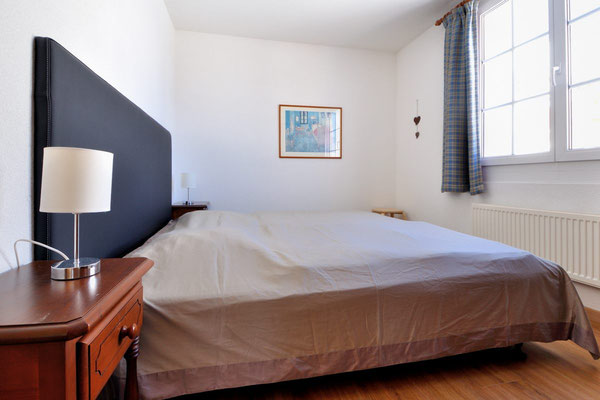 Doppelbett im Schlafzimmer mit Bettüberwurf