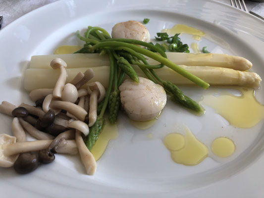 asperges met coquilles, fijne dunne groene asperges, beukenzwammen