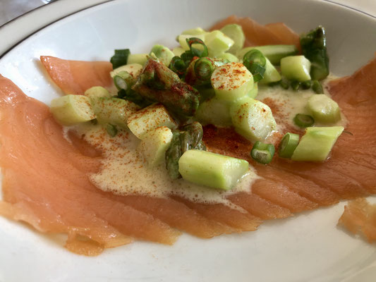 lauwe gerookte zalm met gebakken asperges