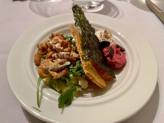 vers gepelde Noordzee garnalen met gerookte zalm en garnituur