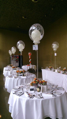 Elegante Ballondekoration in Kombination mit Blumenschmuck von Petra Vollmann "Floraldesign", in der Grazer Orangerie