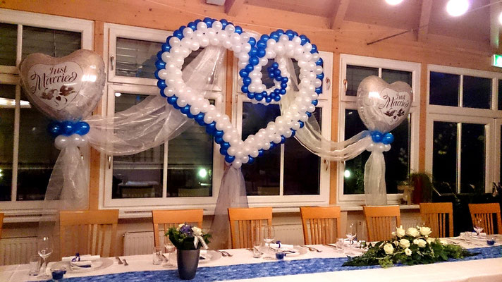 Hängendes Ballonherz im Predingerhof bei Weiz - Hochzeitsdeko Ballons