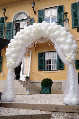 Eleganter Ballonbogen im St. Veiter Schloss - Aiola - Graz - Hochzeitsdeko Ballons