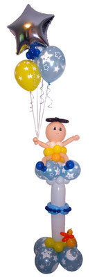 Baby mit Ballons auf Säule - zur Taufe 