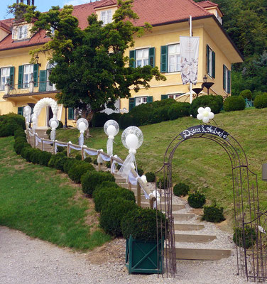 Aufgangsdekoration aus Ballons im St. Veiter Schloss - Aiola - Graz - Hochzeitsdeko Ballons