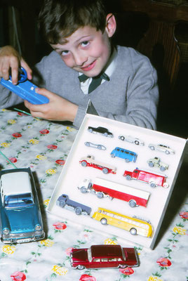 Een assortiment met enkel Mercedessen : wagens, vrachtwagens en een autobus.