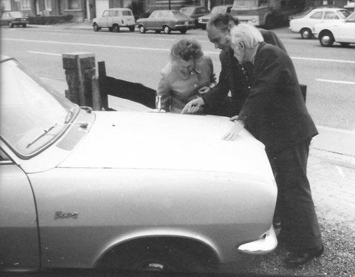 In juli 1975 kochten m'n grootouders deze tweedehands Vauxhall Viva op de Krijgsbaan in Borsbeek.