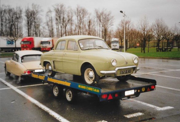 Enkele jaren later en er staat een prachtige Renault Dauphine uit mijn geboortejaar te koop nabij Soissons in Frankrijk.
