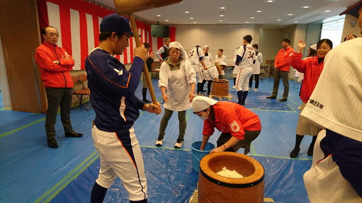 全電通会館で近隣町会合同の餅つきです