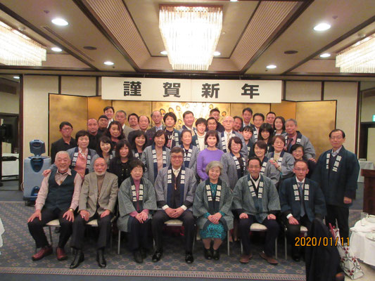 新年会です　記念写真も楽しいです