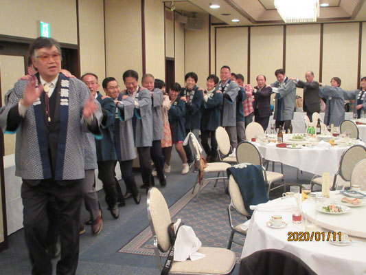 新年会です　町会長を先頭にお練りです