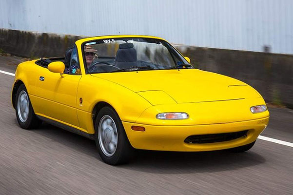 belle mazda mx5 jaune avec capote noire rabaissée - vente de capote mazda mx5 neuve
