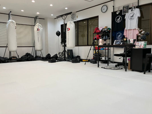 白を基調とした清潔なトレーニングスペース