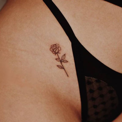 Kleine Rosen Tattoos Frauen