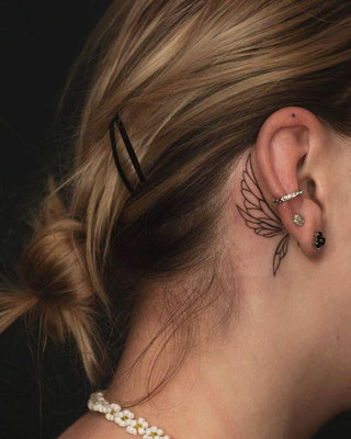 Kleine Tattoos hinterm Ohr Frauen