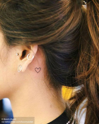 Kleine Tattoos hinterm Ohr Frauen