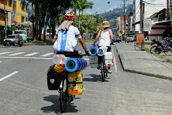 cicloviajeros de Colombia mit selbstgebauten Packtaschen.