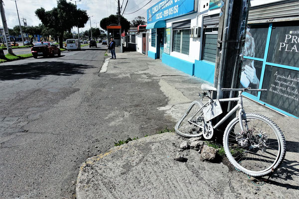 Mahnmal für getötete Radler. Quito.