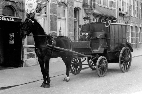 Stalhouderij Louis Putters, Stationsweg 1-5. 's-Hertogenbosch Boevenwagen van het bedrijf.