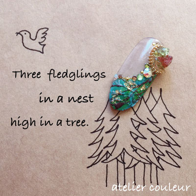 双子座23° "木の高い所にある巣の中の３羽の雛"