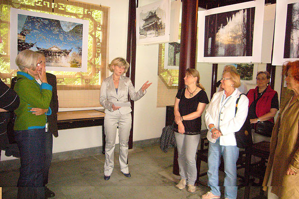 Vernissage mit Bildern von Helga Grimme (rechts) am 3. Juni 2010 