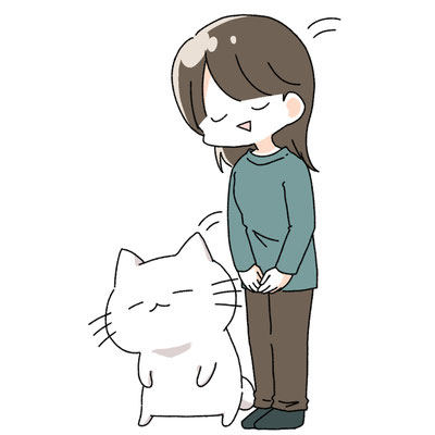 お辞儀をする白い猫(にゃーしろ)と、緑と茶色の服を着た茶髪の女性