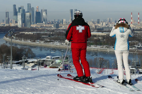 Abfahrt-Ski geht auch mitten ihn Moskau