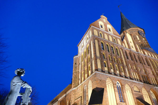 Nachts spektakulär beleuchtet - der Königsberger Dom