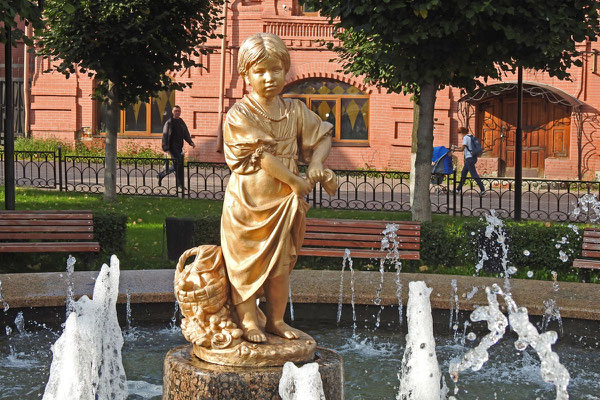 Die vergoldete Pilzsammlerin ziert einen Springbrunnen im Zentrum.