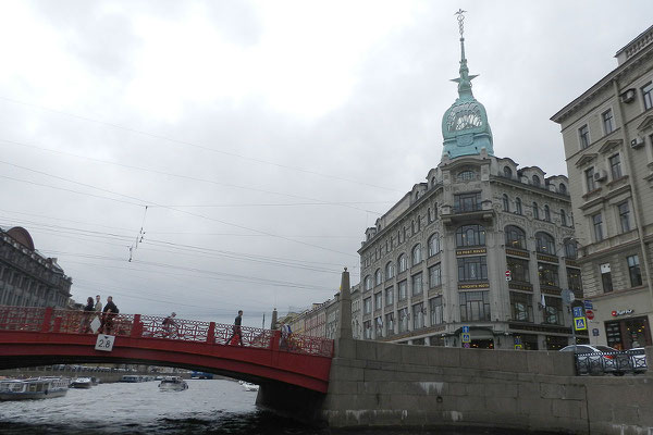 Das Kaufhaus liegt an der Roten Brücke