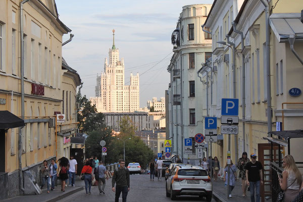 Blick auf das Wohnhochhaus am Taganka-Platz