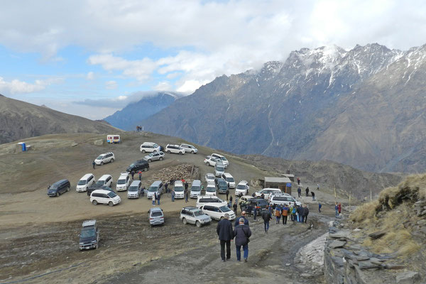 Viele Besucher lassen sich im Geländewagen auf den Berg fahren.