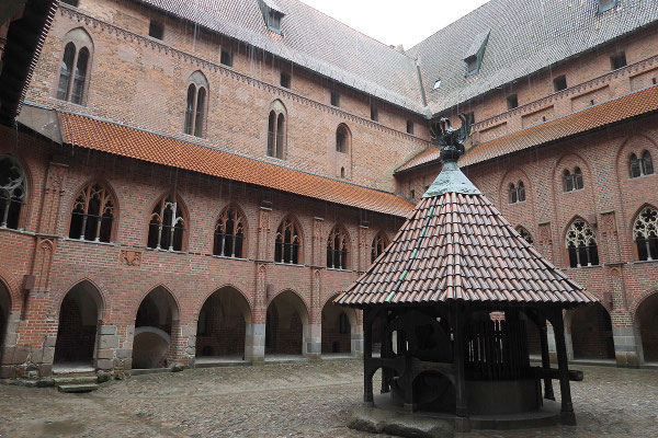 Innenhof des Hochschlosses