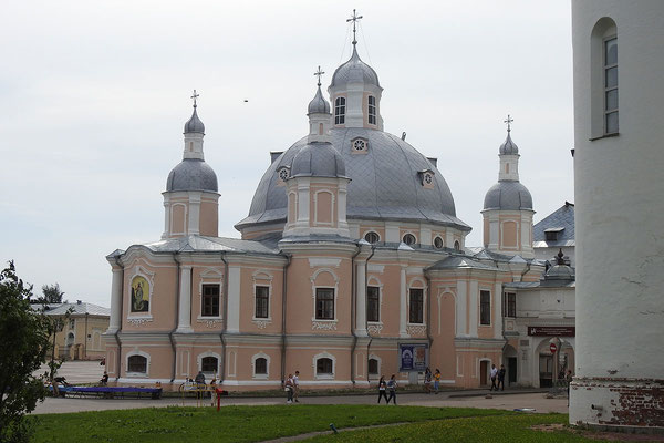 Die Auferstehungskirche steht in direkter Nachbarschaft zu den anderen Kreml-Bauten