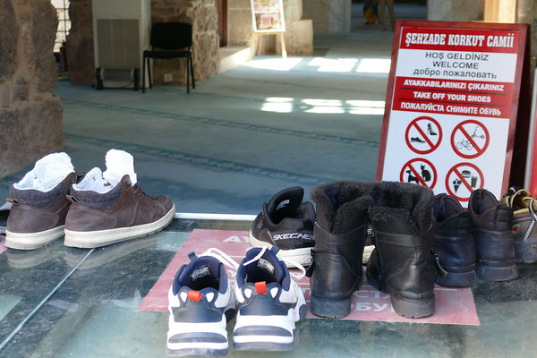 Schuhe bitte ausziehen in der Tempel-Kirchen-Moschee!