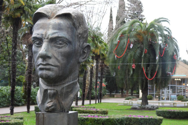 Majakowski vor Palme mit Neujahrsschmuck