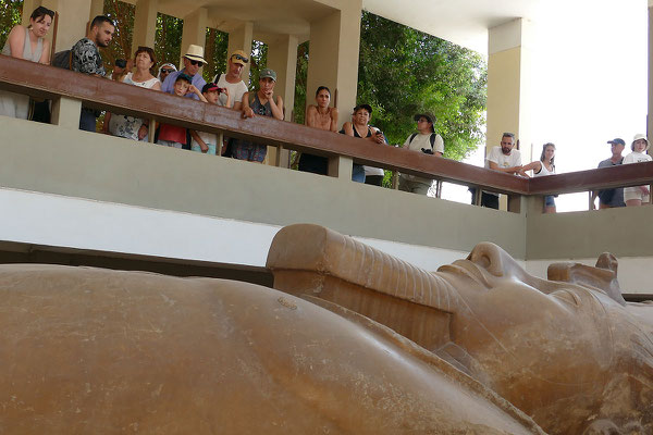 Touristen am liegenden Ramses