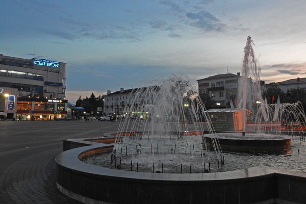 Abends am großen Platz von Solnetschnogorsk